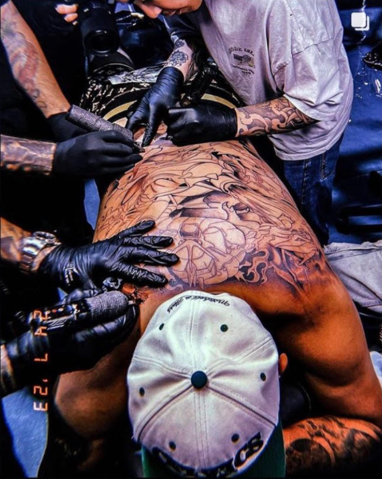 Nick Kyrgios getting his new tattoo